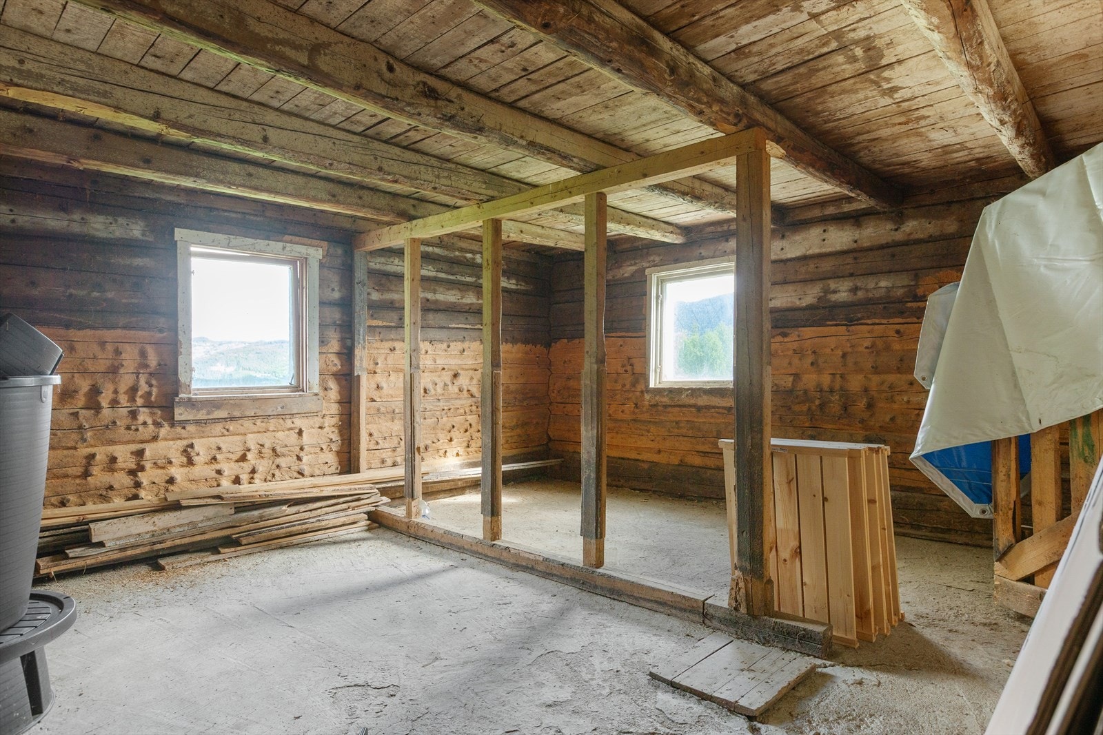 Låven inneholder tre bodrom, utedo og utvendig vedbod. Galleribilde