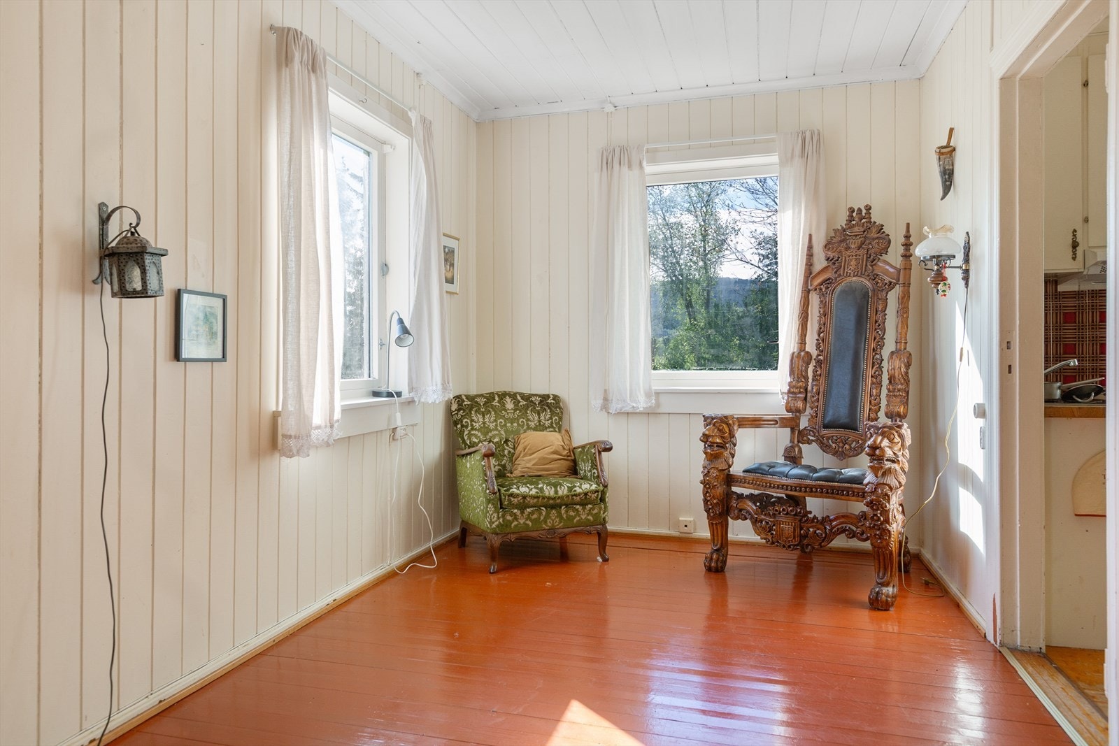 Kaffekoppen nytes gjerne i godstolen med utsikt mot omkringliggende natur. Galleribilde