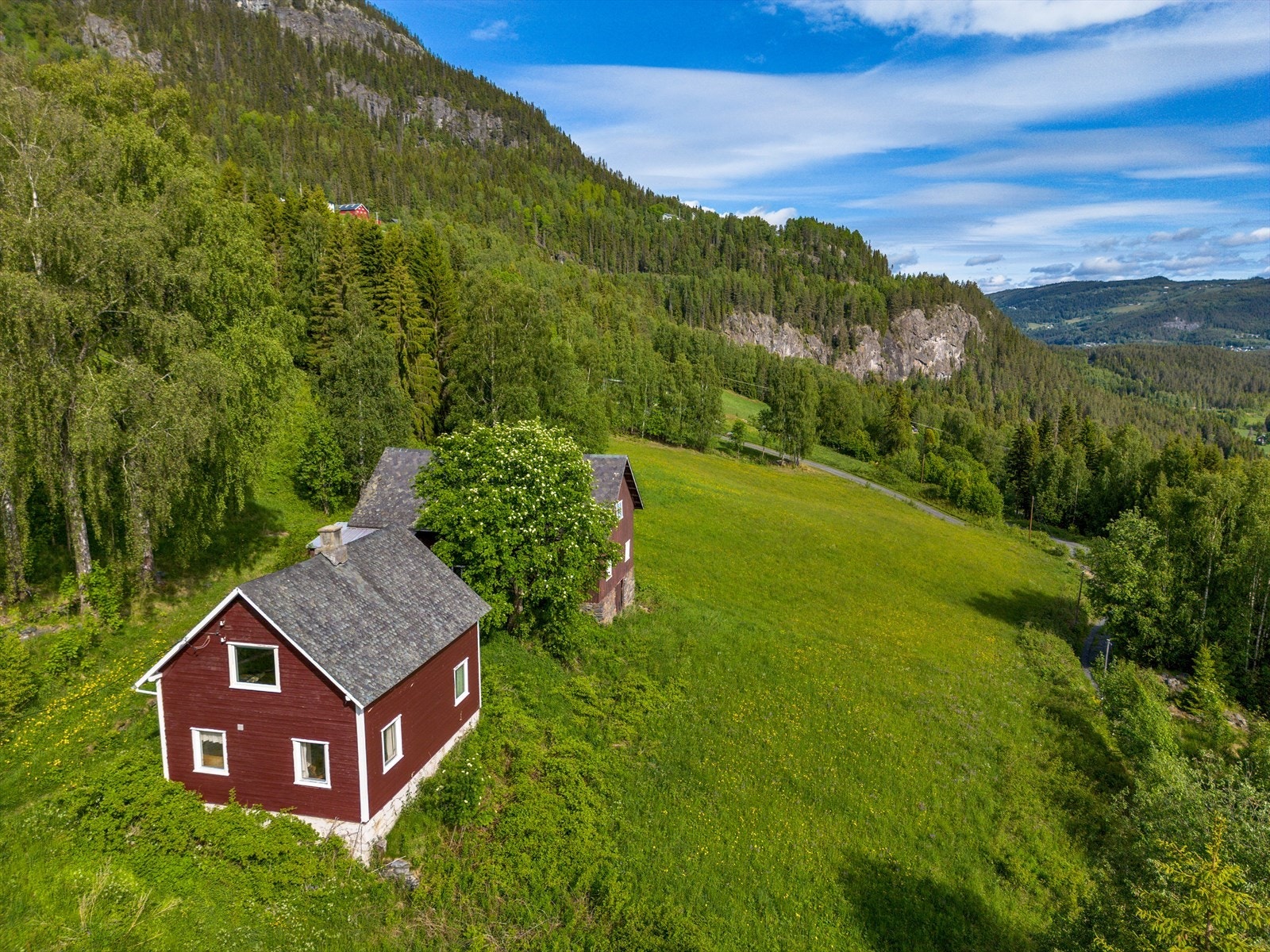 Eiendommen ligger på skyggesiden av dalen, men har fin sol om morgenen og frem til litt ut på ettermiddagen. Galleribilde