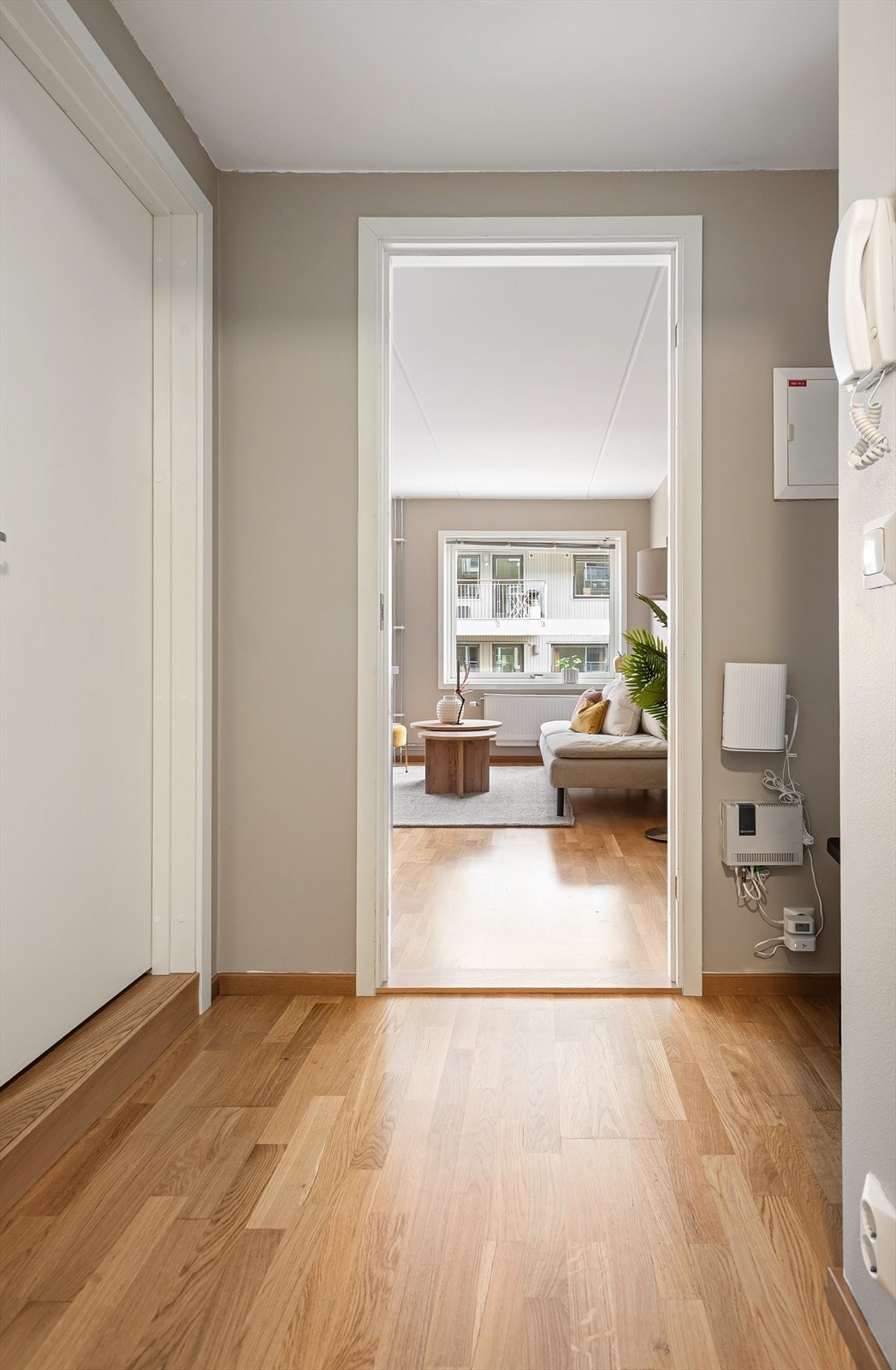 Fra gangen har du enkel tilgang til alle rom, noe som gir en effektiv planløsning. Galleribilde