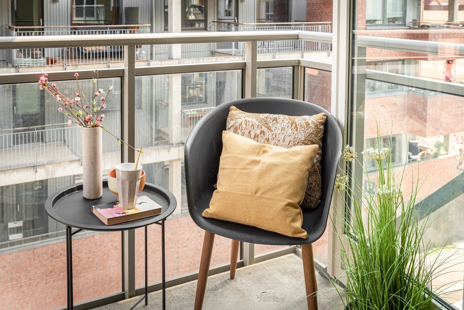 Nyt en stille stund på balkongen med plass til både stol og bord. Galleribilde