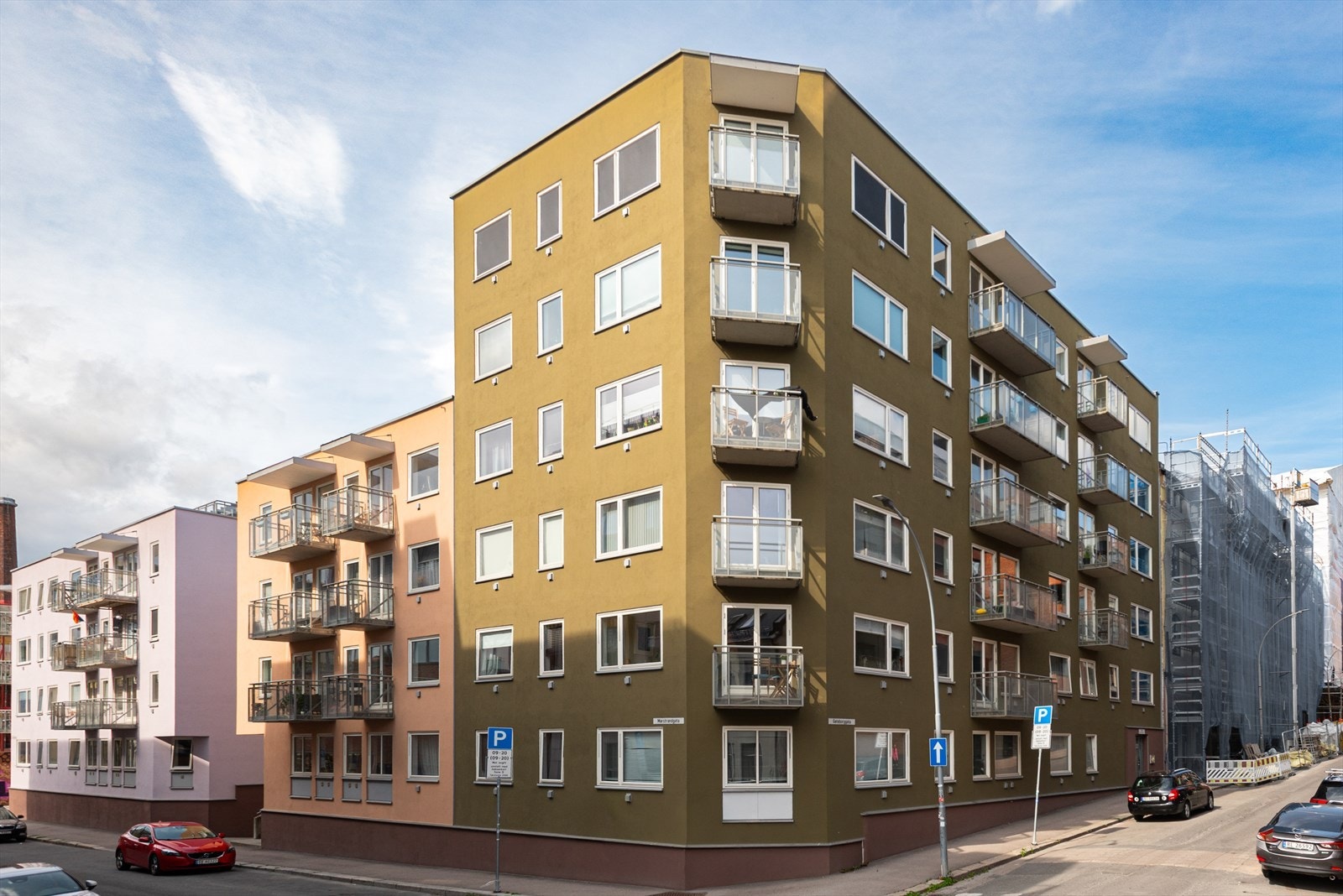 Bygget fra 2012 har moderne arkitektur og glassbalkonger som gir et stilrent uttrykk. Galleribilde