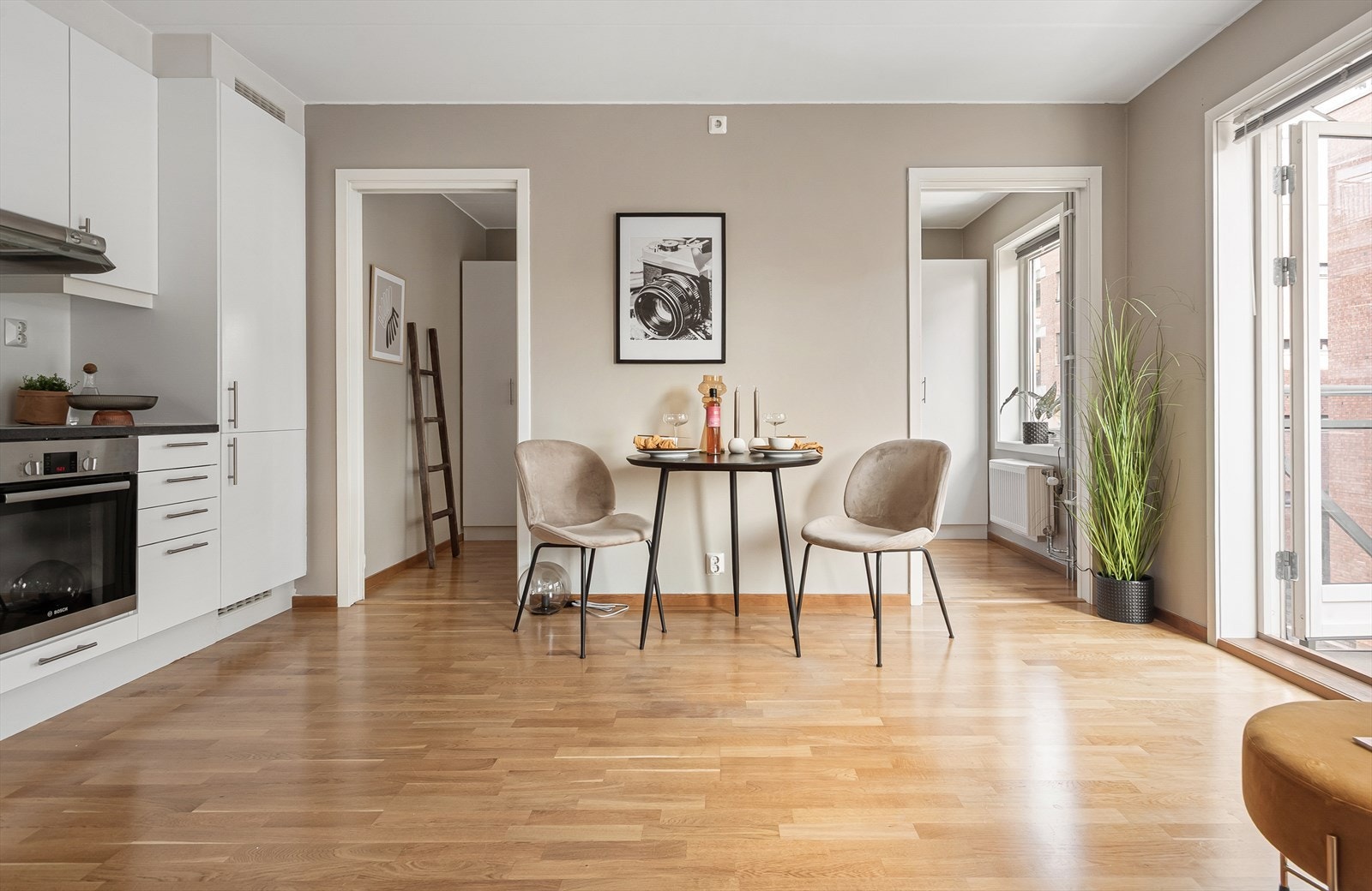 Åpen stue med parkettgulv og direkte utgang til balkongen, ideell for sosiale sammenkomster. Galleribilde