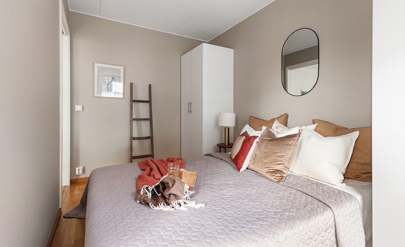 Soverommet har lune fargetoner og god plass til nattbord og tilbehør. Galleribilde