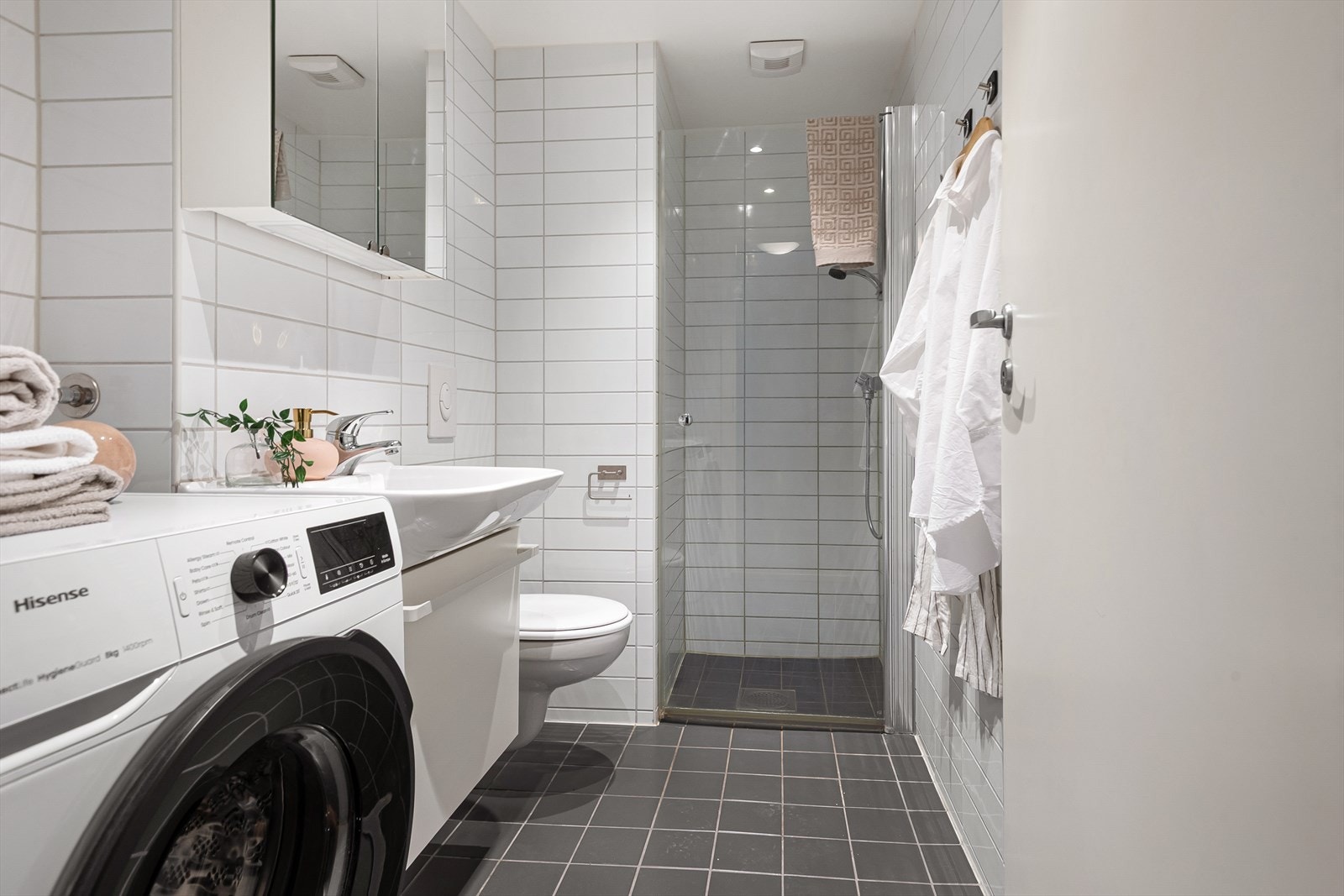 Badet fra 2012 har flislagte overflater, dusjhjørne og vegghengt toalett. Galleribilde