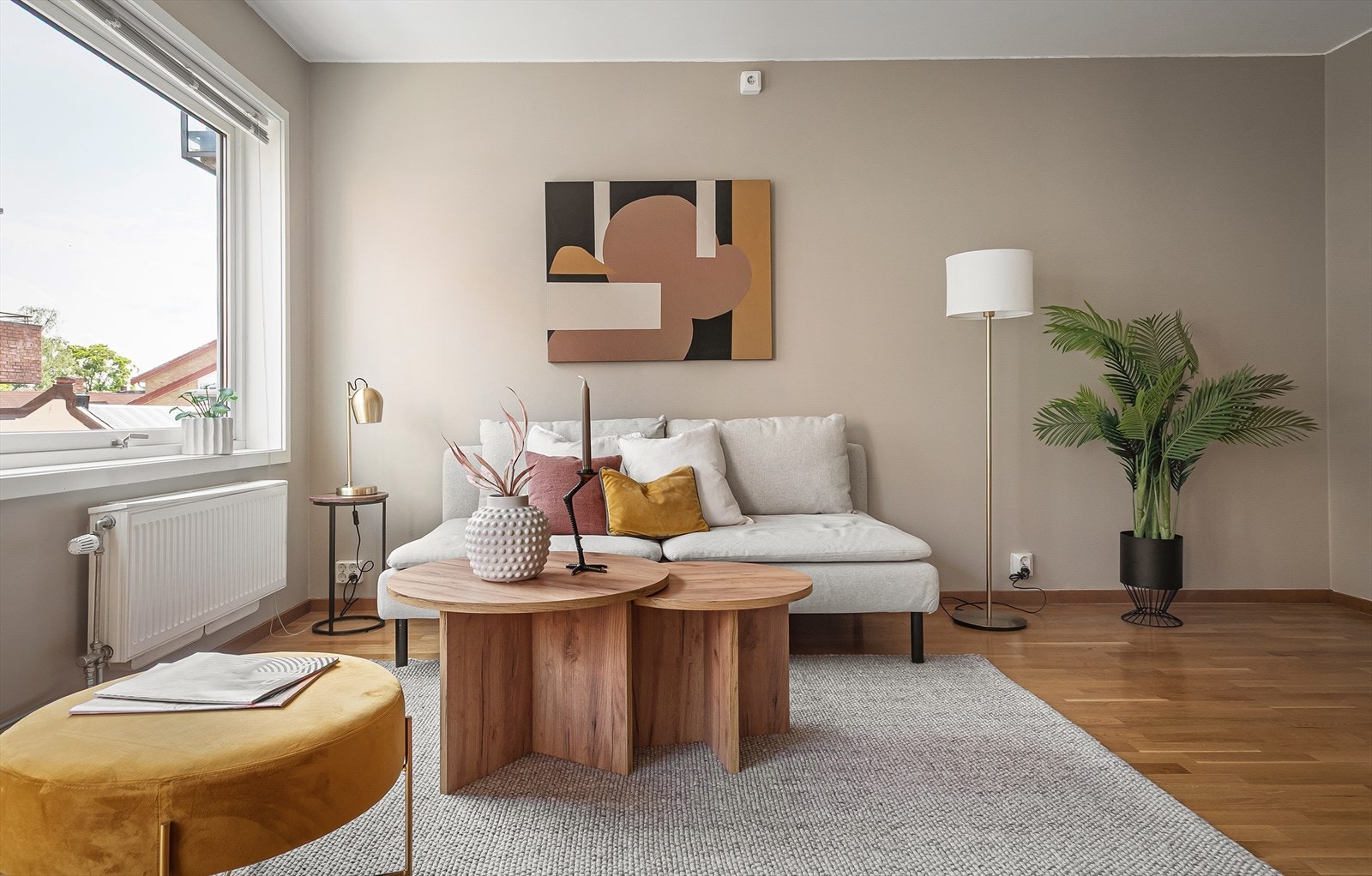 Harmonisk fargevalg og store vindusflater gir et lunt og innbydende oppholdsrom. Galleribilde