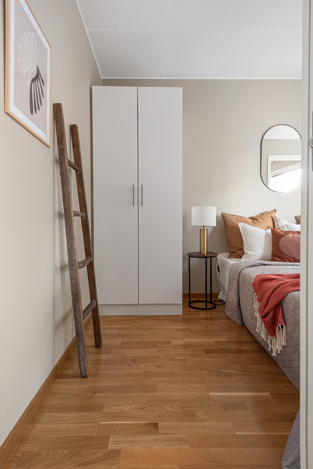 Smart planlagt soverom med skapplass og rom for personlig innredning. Galleribilde