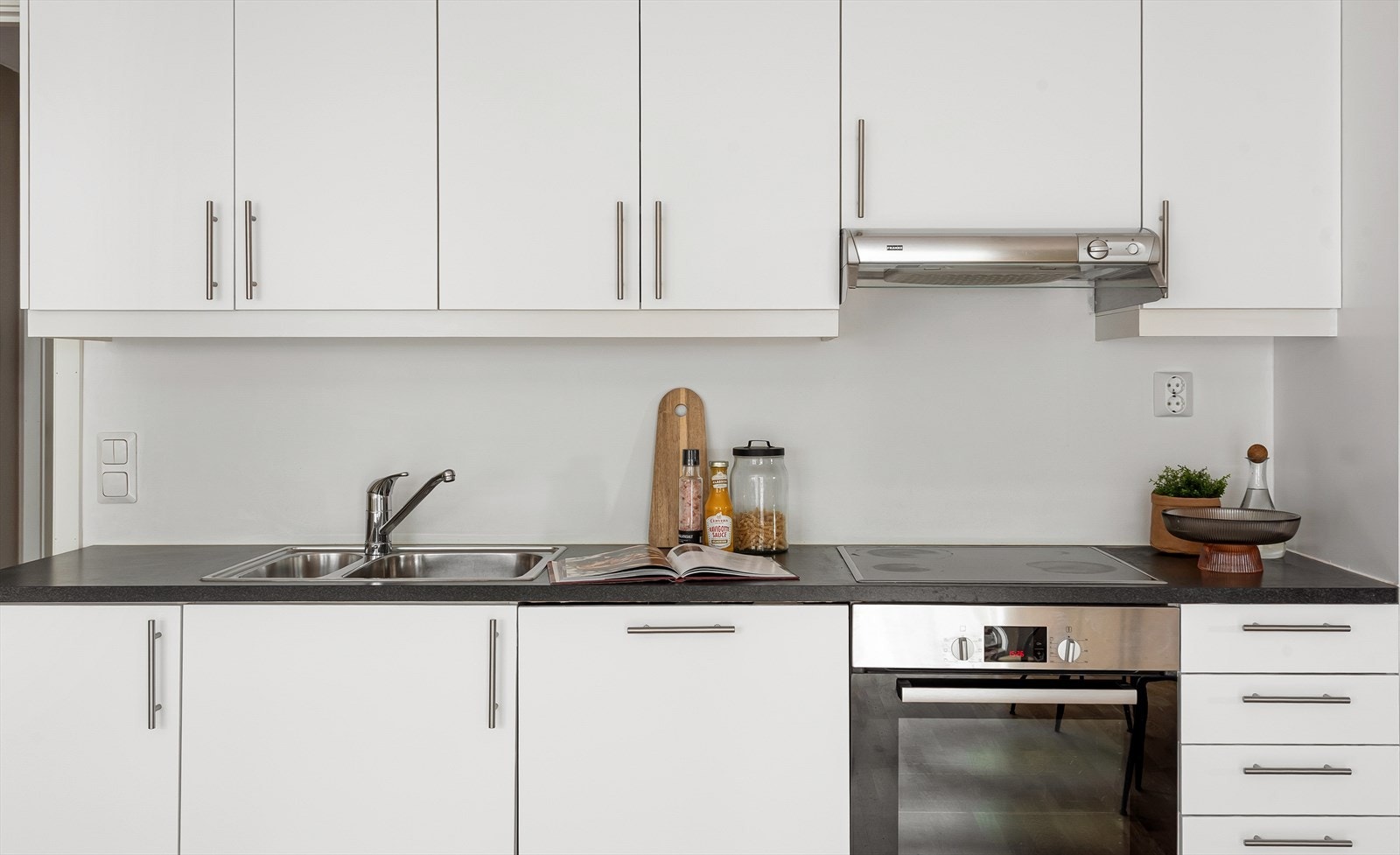 Pent kjøkken med rikelig skapplass og praktisk arbeidsflate for matlaging. Galleribilde