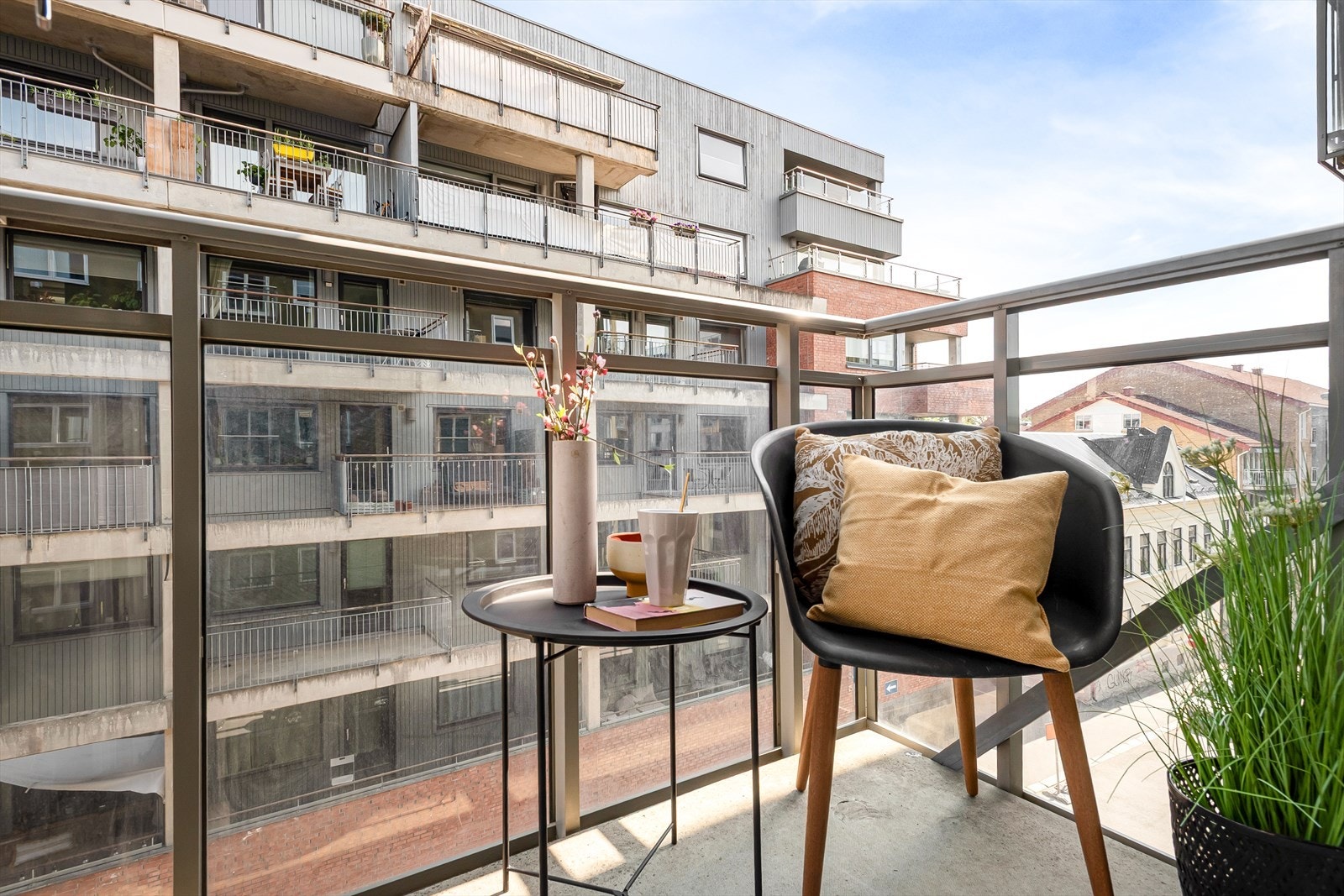 Stilrent glassrekkverk gir balkongen et moderne uttrykk og et luftig preg. Galleribilde