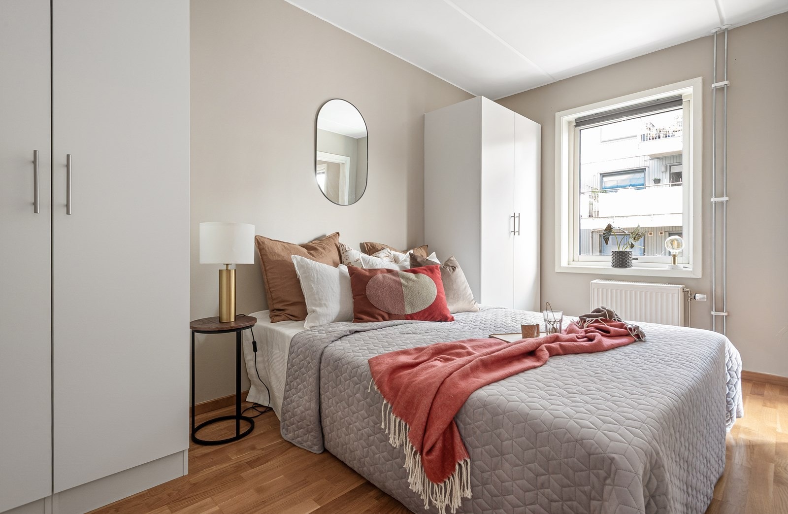 Soverommet har god plass til dobbeltseng og garderobeløsning. Galleribilde