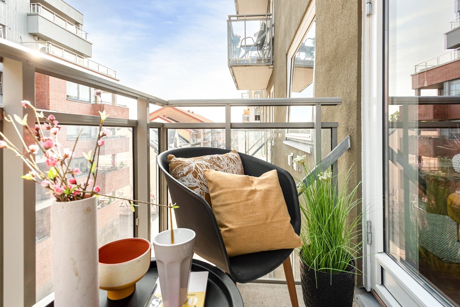 Koselig balkong med plass til småmøbler, hvor du kan slappe av utendørs. Galleribilde