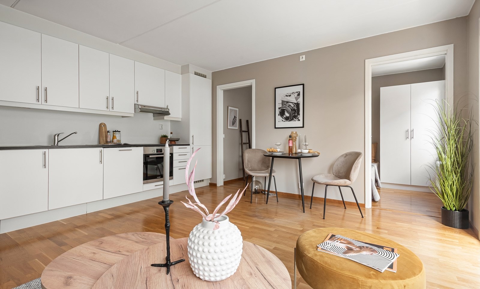 Gjennomgående planløsning gir en romslig følelse og sømlig overgang mellom stue og kjøkken. Galleribilde