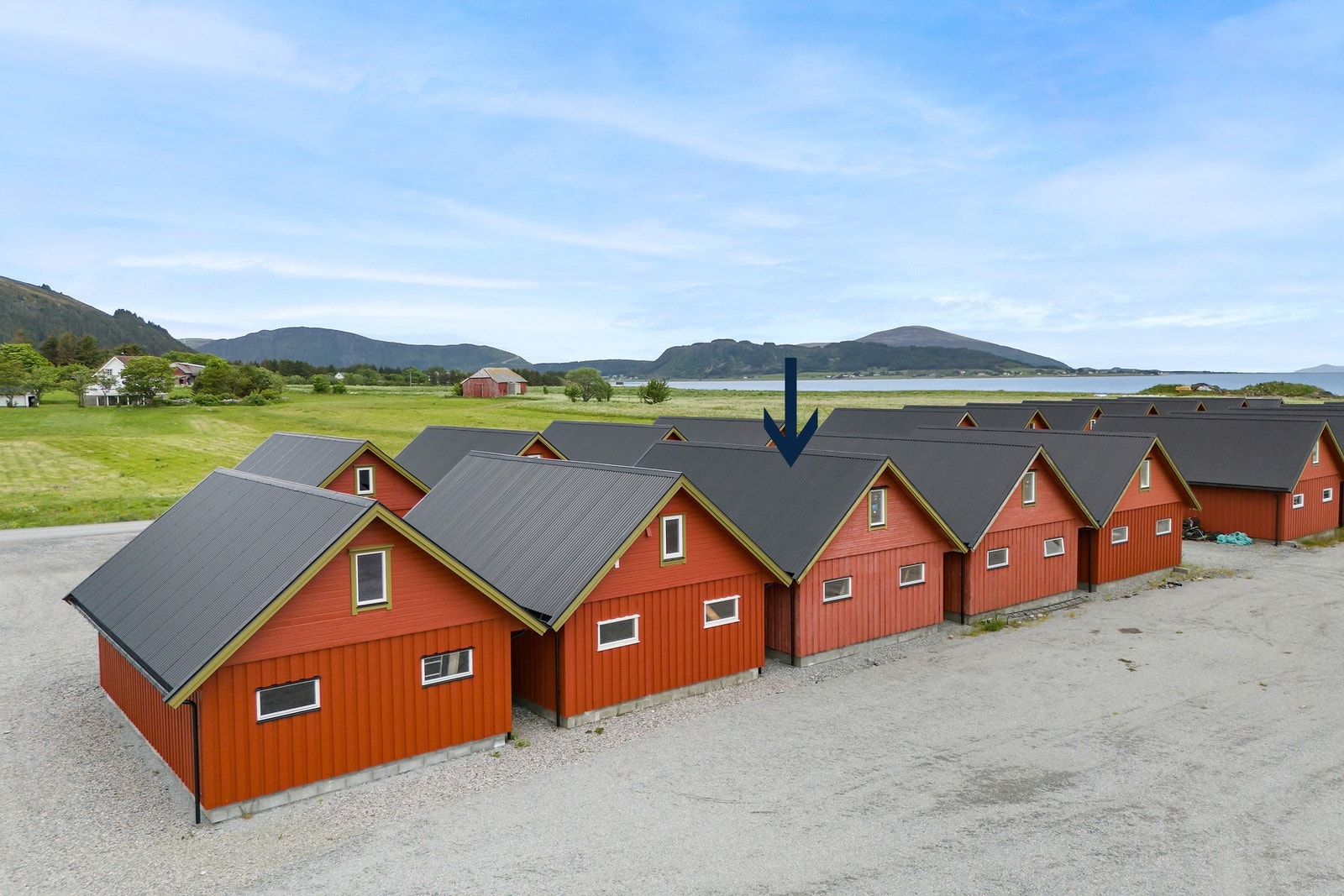 Sammen med hytteeiendommen følger det med båtplass og naust i småbåthavnen på Lausund. Galleribilde