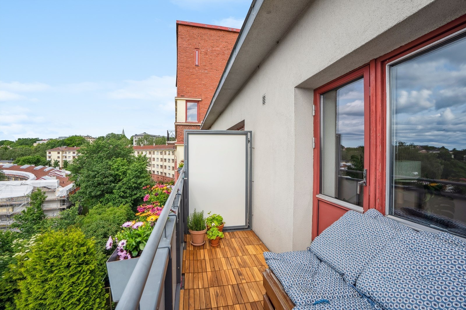 Balkongen har god plass til sittegruppe, så her kan man nyte både sol og utsikt på varme dager! Galleribilde