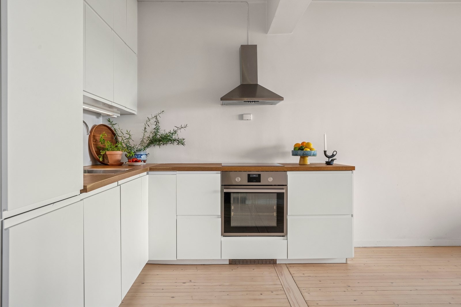 Kjøkken har integrerte hvitevarer som ovn, platetopp, oppvaskmaskin og kombiskap. Galleribilde