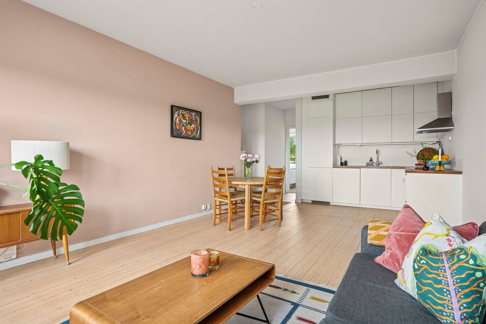 Det er god plass til både spisegruppe og sofahjørne i rommet. Galleribilde