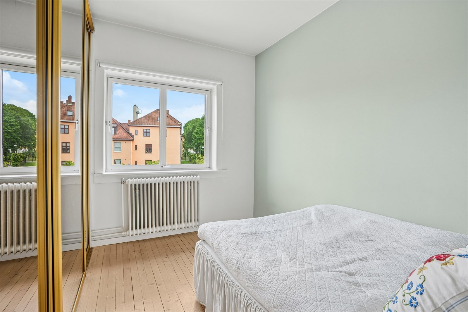 Soverom I har plass til både seng og stort garderobeskap. Galleribilde