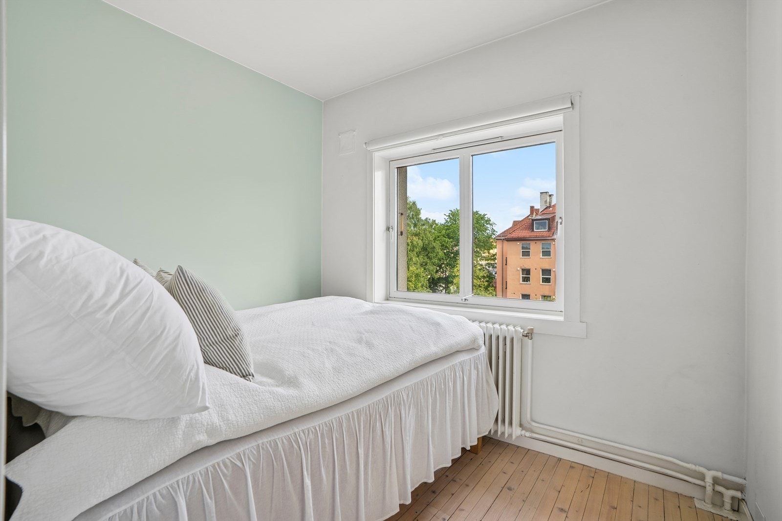 Soverom II har også plass til seng og mulighet for oppbevaring. Galleribilde