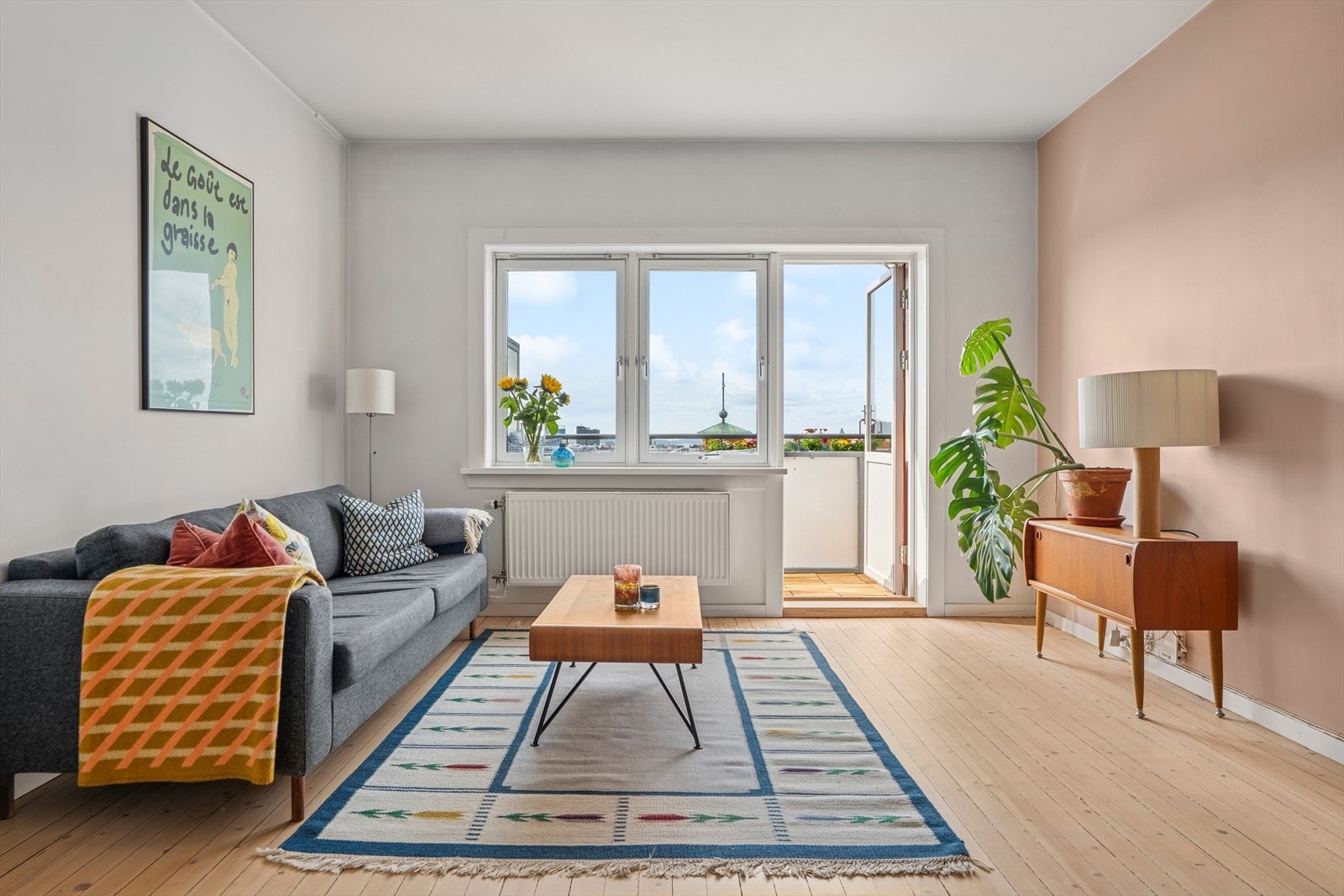 Dette er en lys og sjarmerende 3-roms leilighet med svært god takhøyde og store vindusflater. Galleribilde