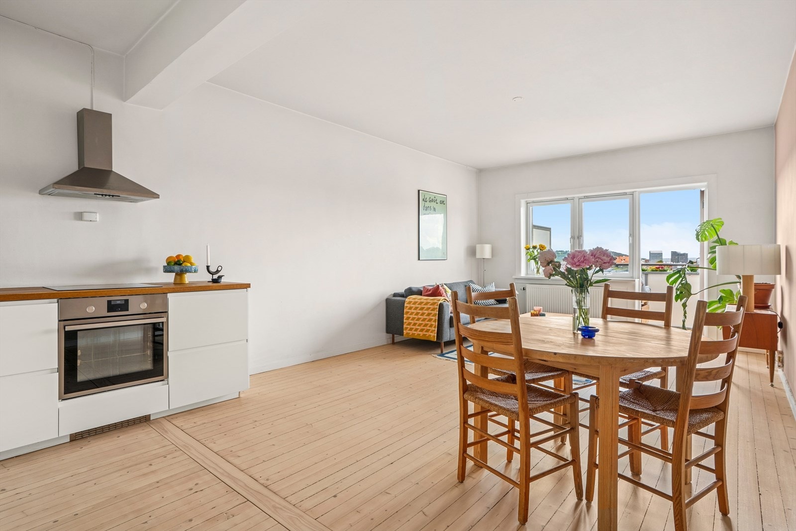 De store vinduene og den gode takhøyden gjør leiligheten svært lys og luftig, dette gir en god atmosfære i rommet. Galleribilde