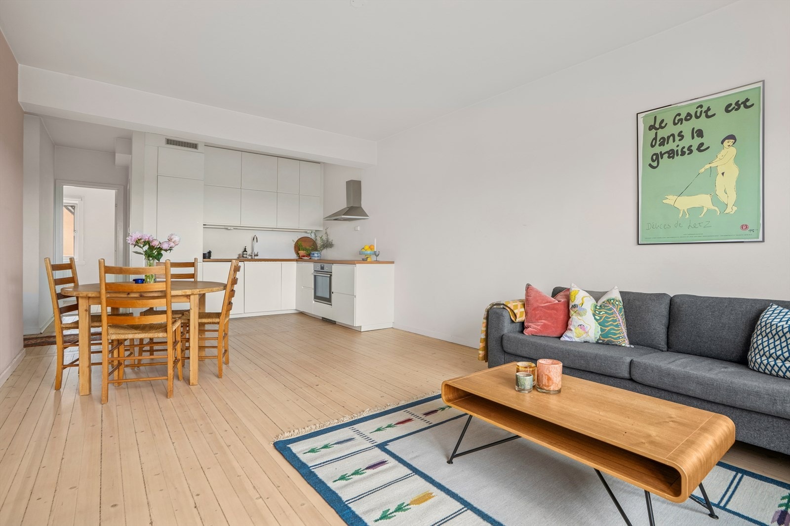 Videre har boligen en innbydende entré, romslig stue med åpen kjøkkenløsning, to soverom og pent bad (2010). Galleribilde