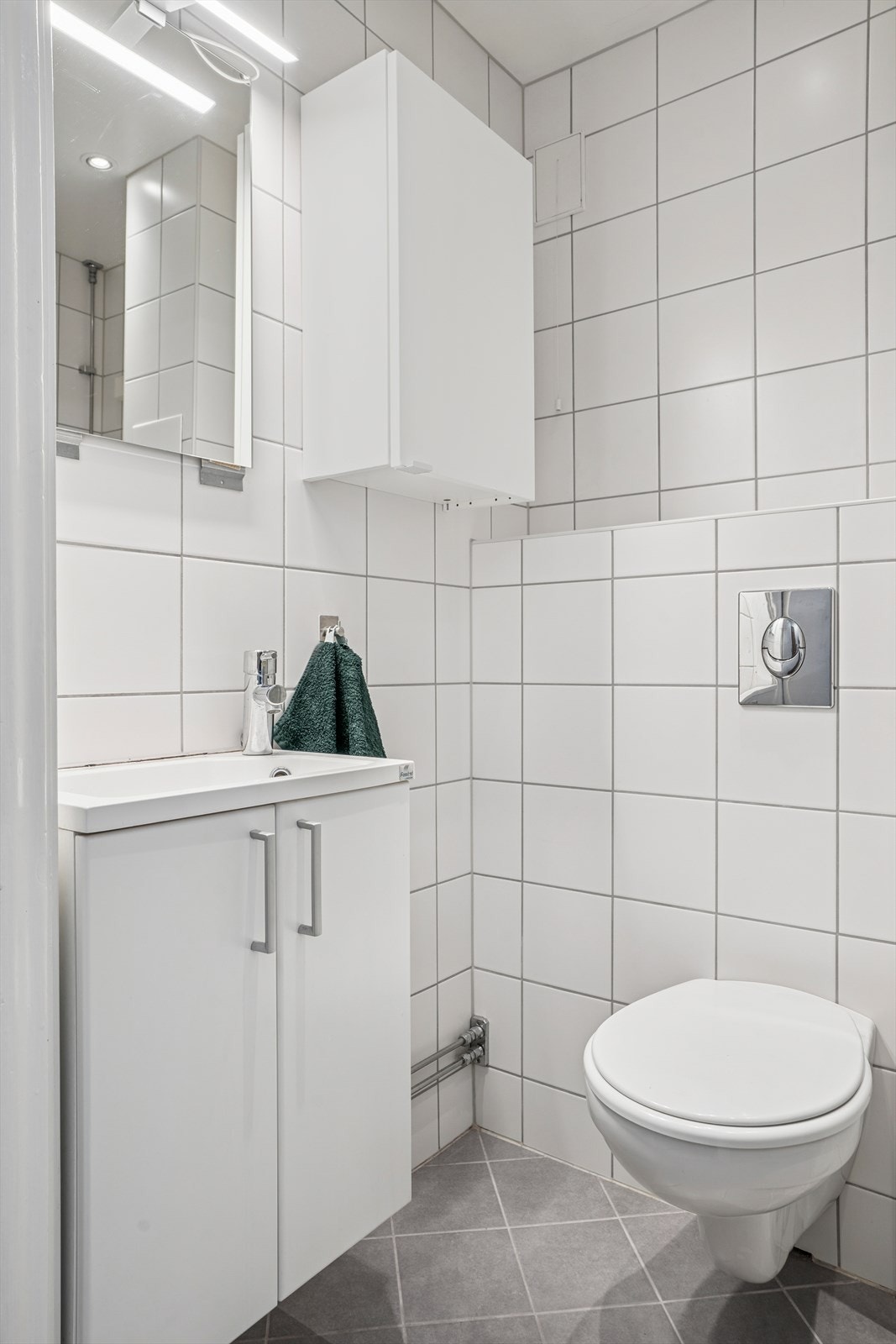 Lekkert og pent bad fra 2013. Det har lyse fliser og moderne innredning. Galleribilde