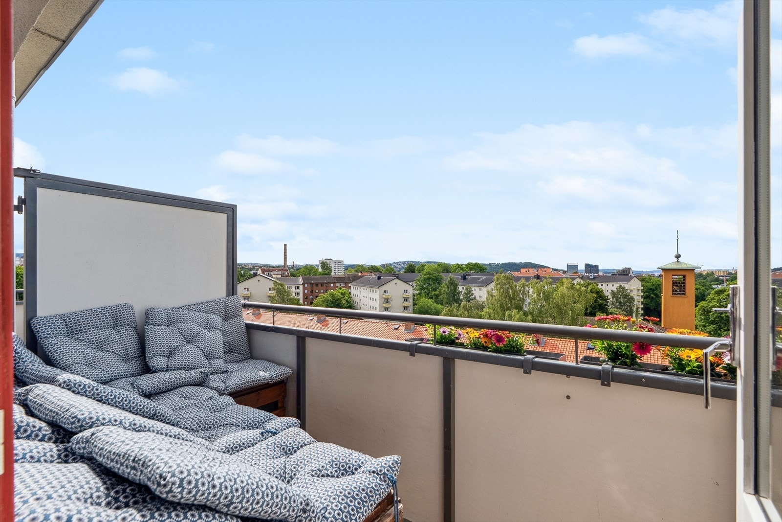 Fra stuen er det utgang til en sydvendt balkong med fantastisk utsikt utover byen og fjorden. Galleribilde