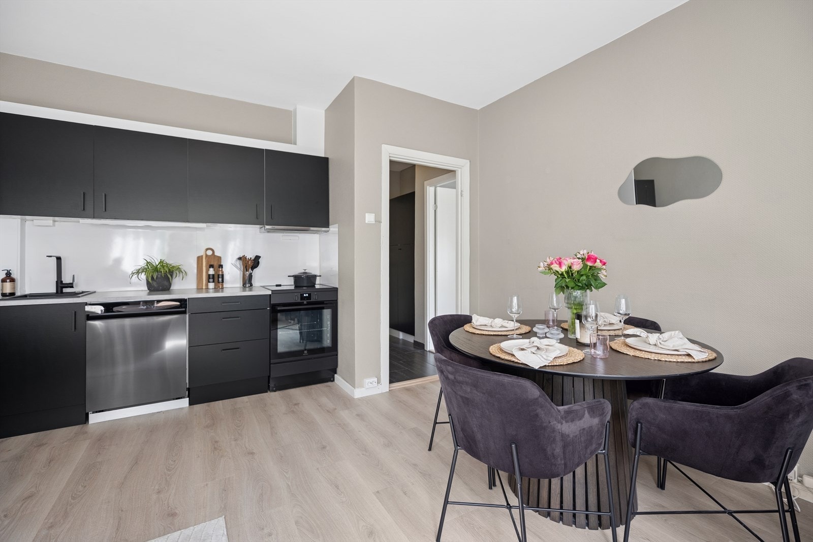 Den åpne kjøkkenløsningen tilbyr en god balanse mellom sosialt samvær og funksjonalitet. Galleribilde