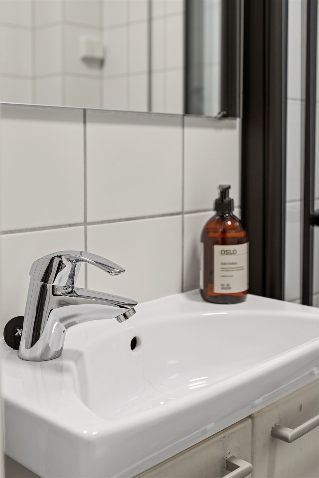 Servantskap med glatte, malte fronter og heldekkende servant. Galleribilde