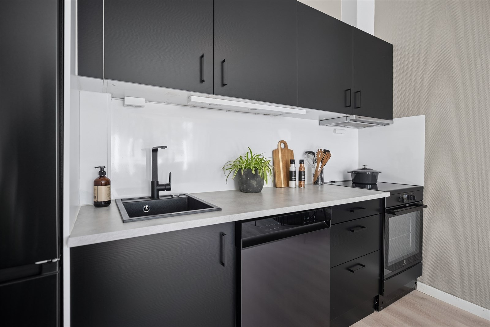 Kjøkkenet byr på god skapplass og fasiliteter i nisje. Galleribilde