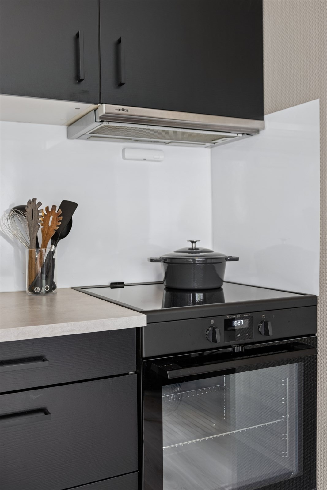 Komfyrvakt samt aquastop/lekkasjevarsler med sensorer og magnetventil er installert. Galleribilde