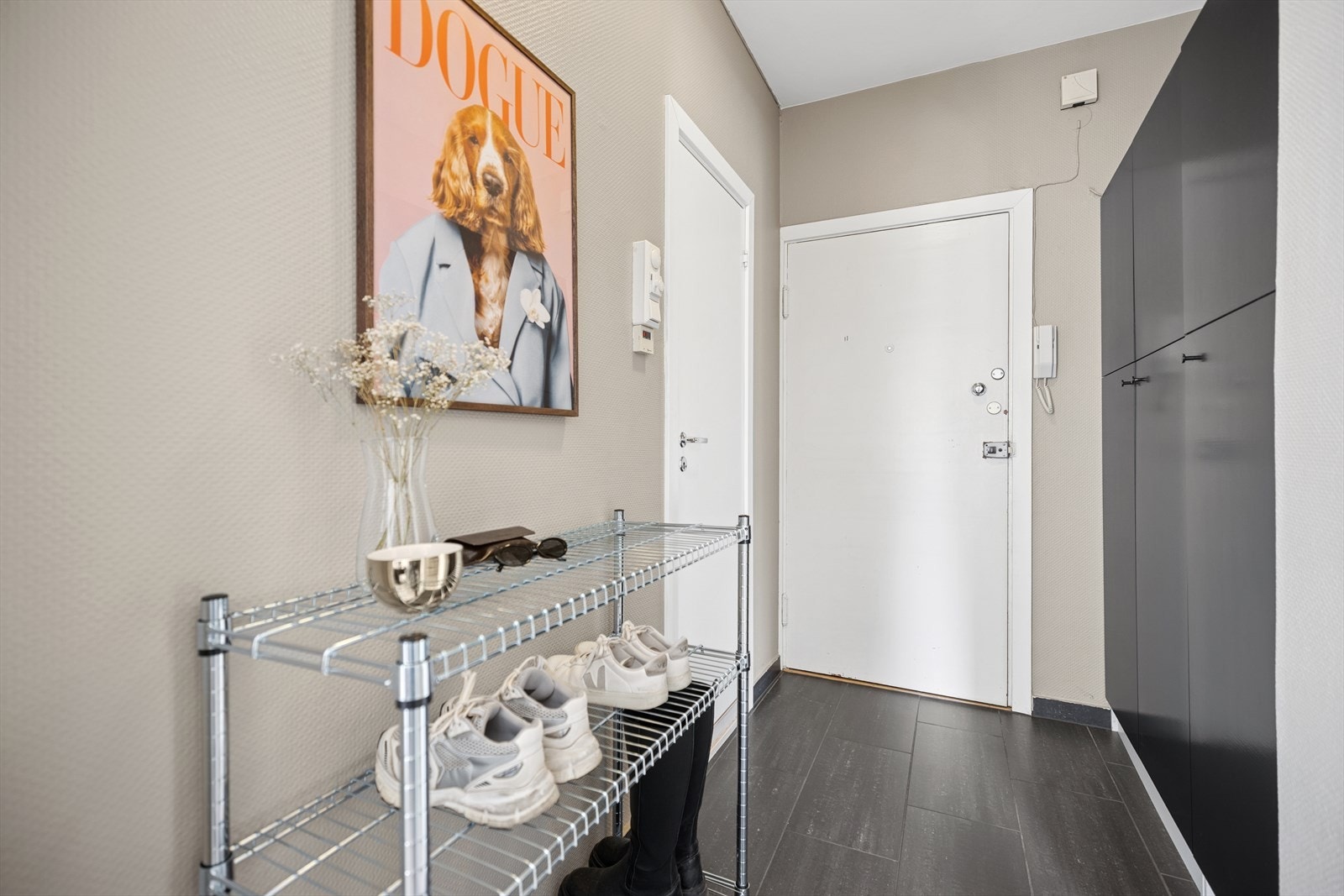 I entrèen er det et stort garderobeskap til oppbevaring, men man har alikvel rom til øvrig møblement Galleribilde