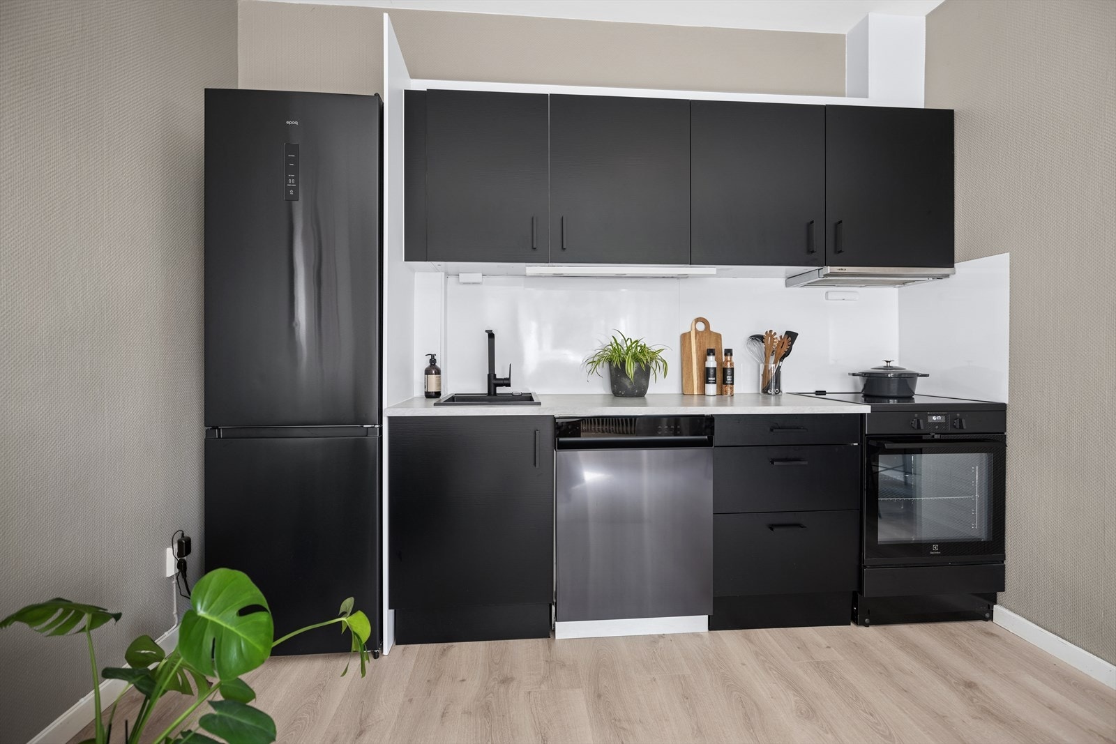 I 2024 ble HTH kjøkkenet oppgrader til ny benkeplate, kum, blandebatteri, nye hvitevarer samt at frontene ble foliert! Galleribilde