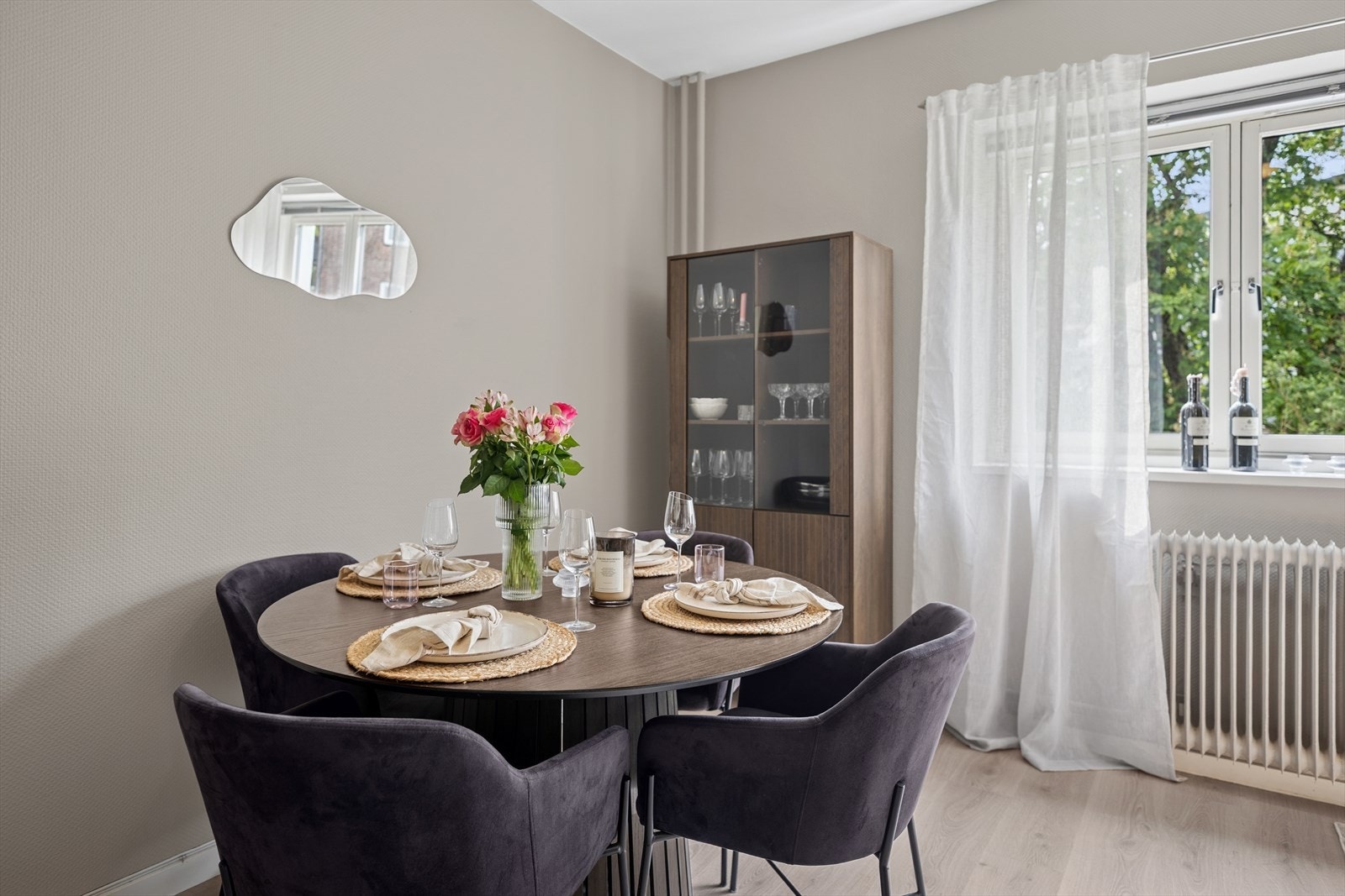 God plass til spisebord som gir rom for sosiale sammenkomster. Galleribilde