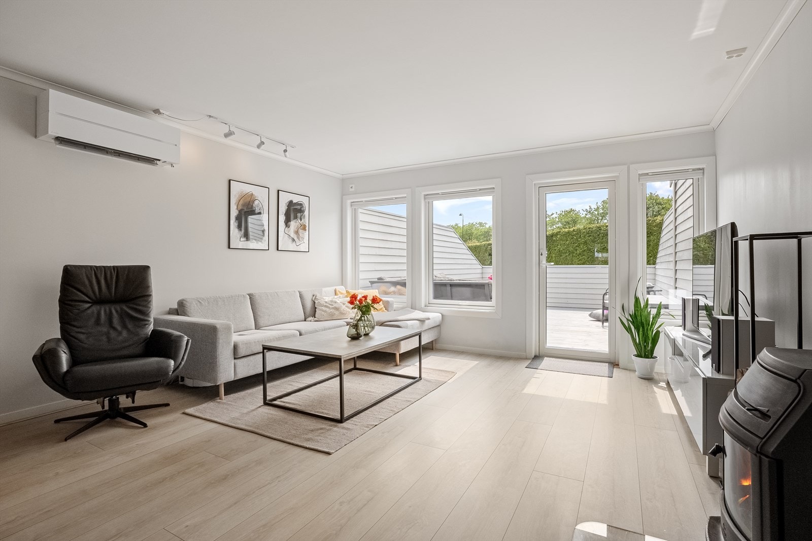 Varmepumpe og vedovn i stue Galleribilde