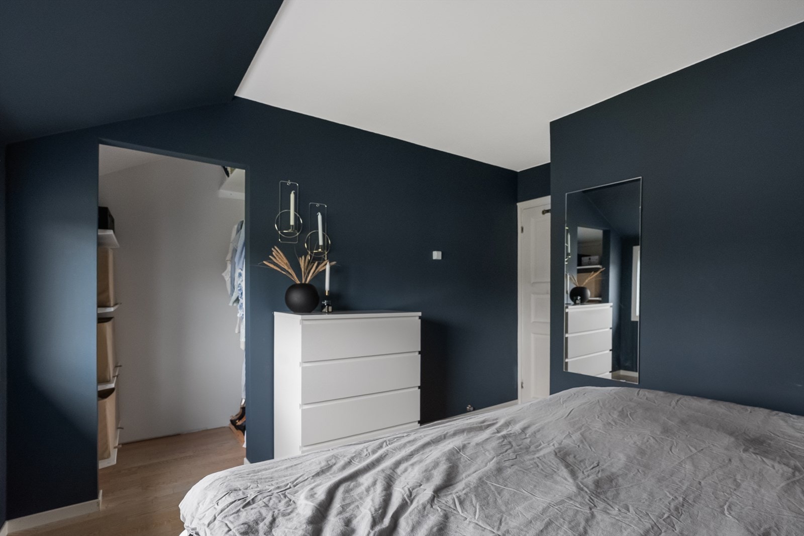 Walk inn garderobe på soverommet. Galleribilde