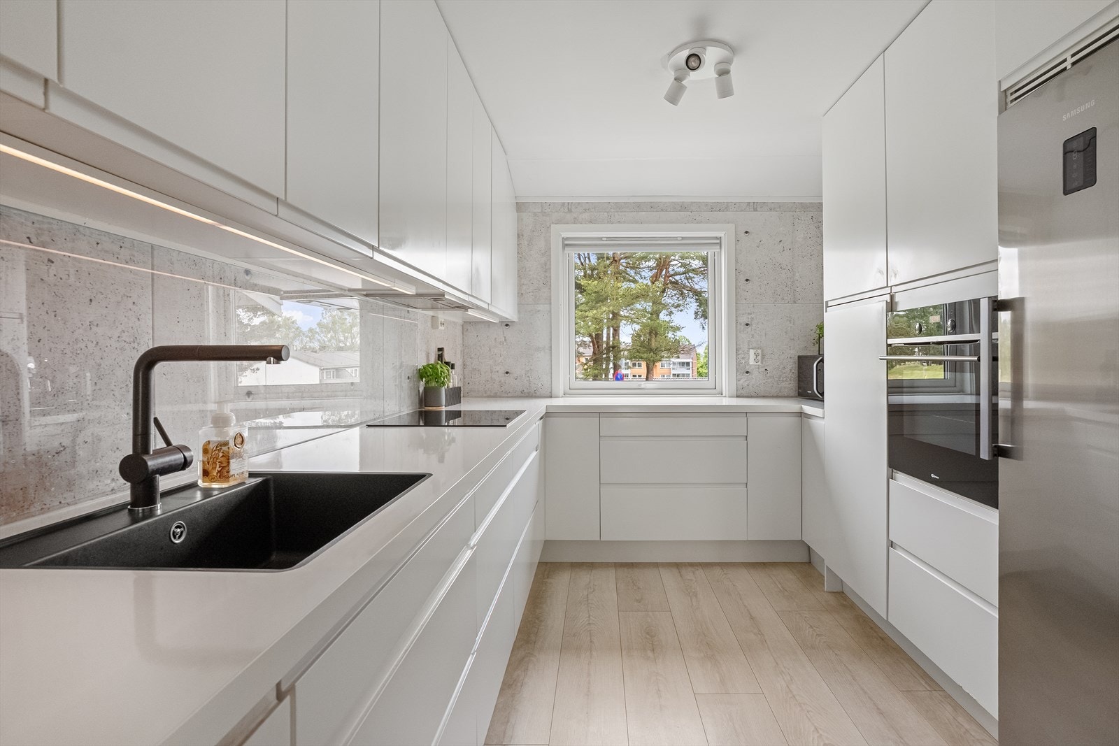 Moderne og pent kjøkken. God skap og benkeplass Galleribilde