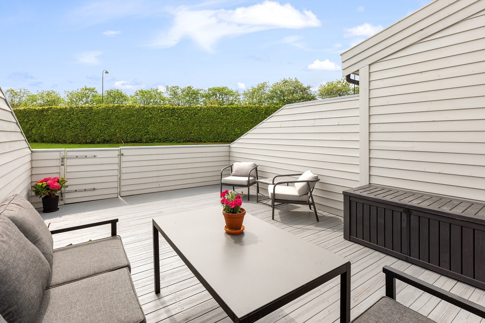 Solrik og kjekk terrasse. Adkomst til fellesområde Galleribilde