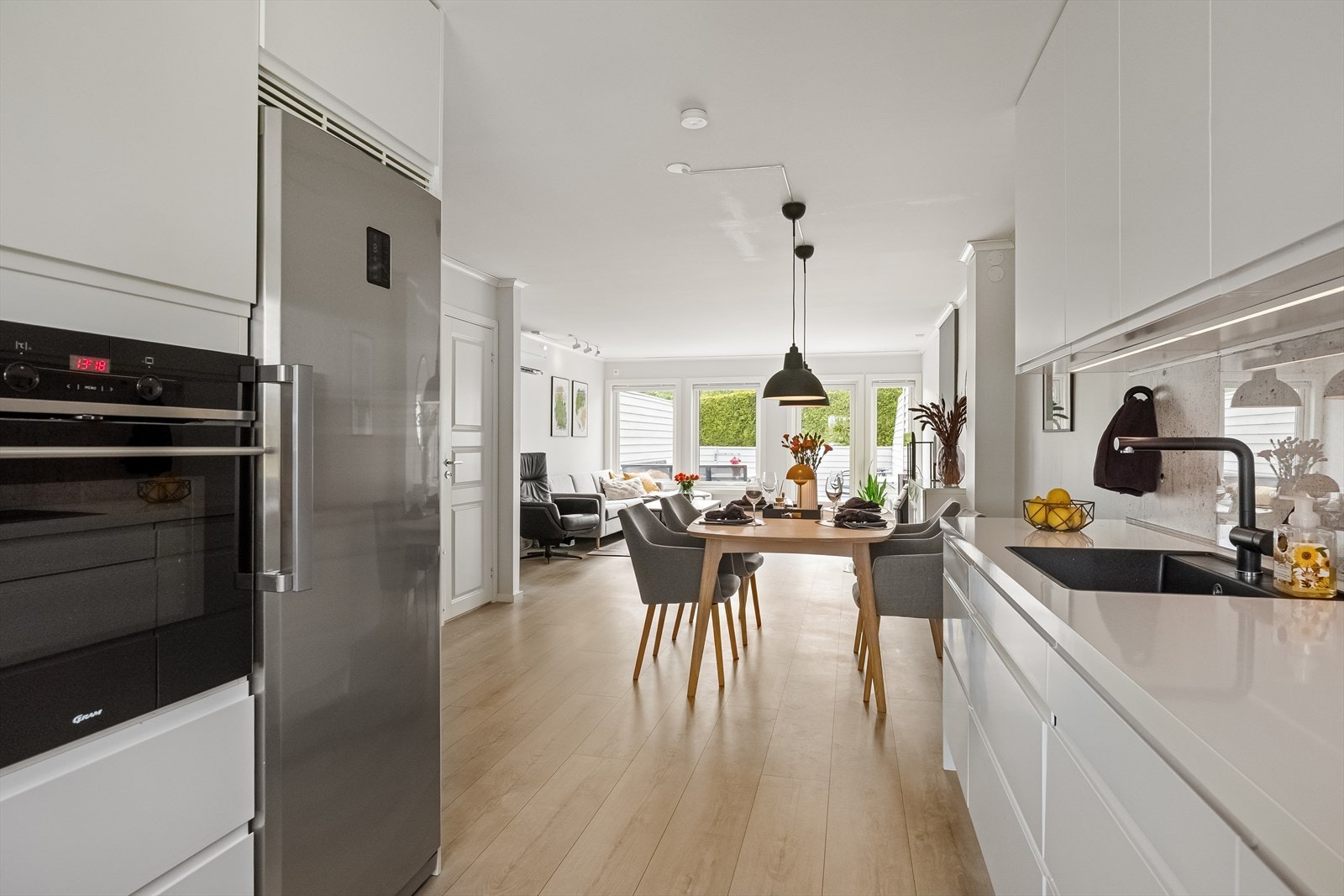 Åpen og fin løsning mot stuen Galleribilde