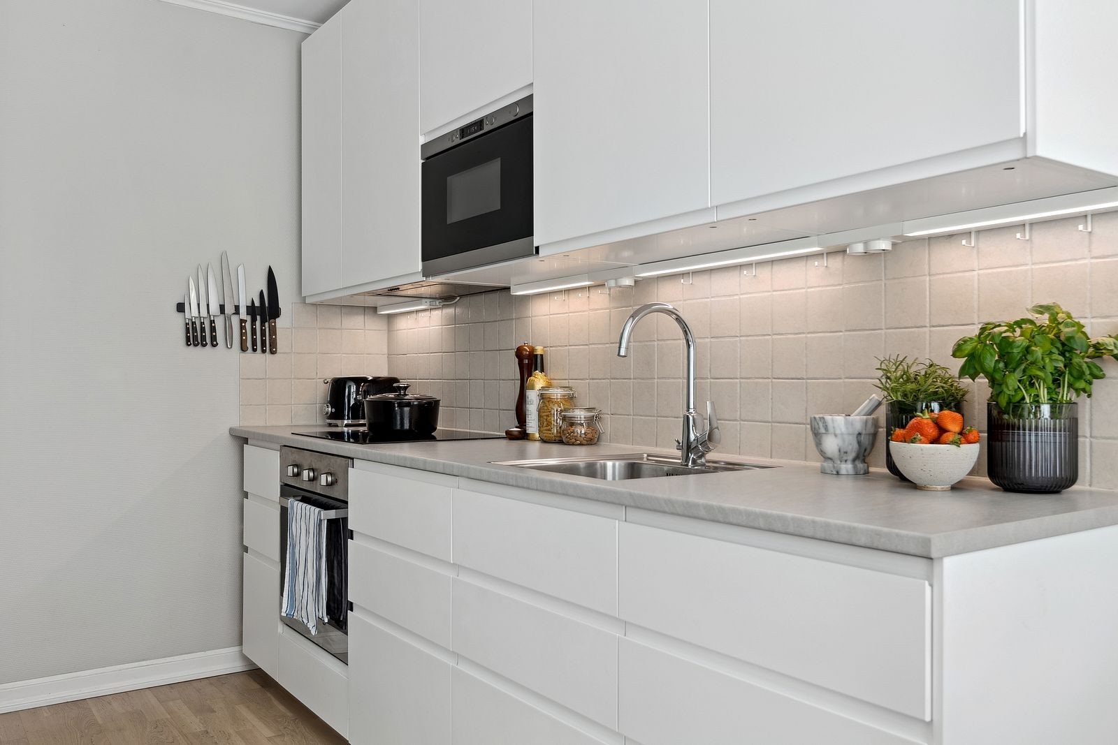 Kjøkken med god skapplass Galleribilde