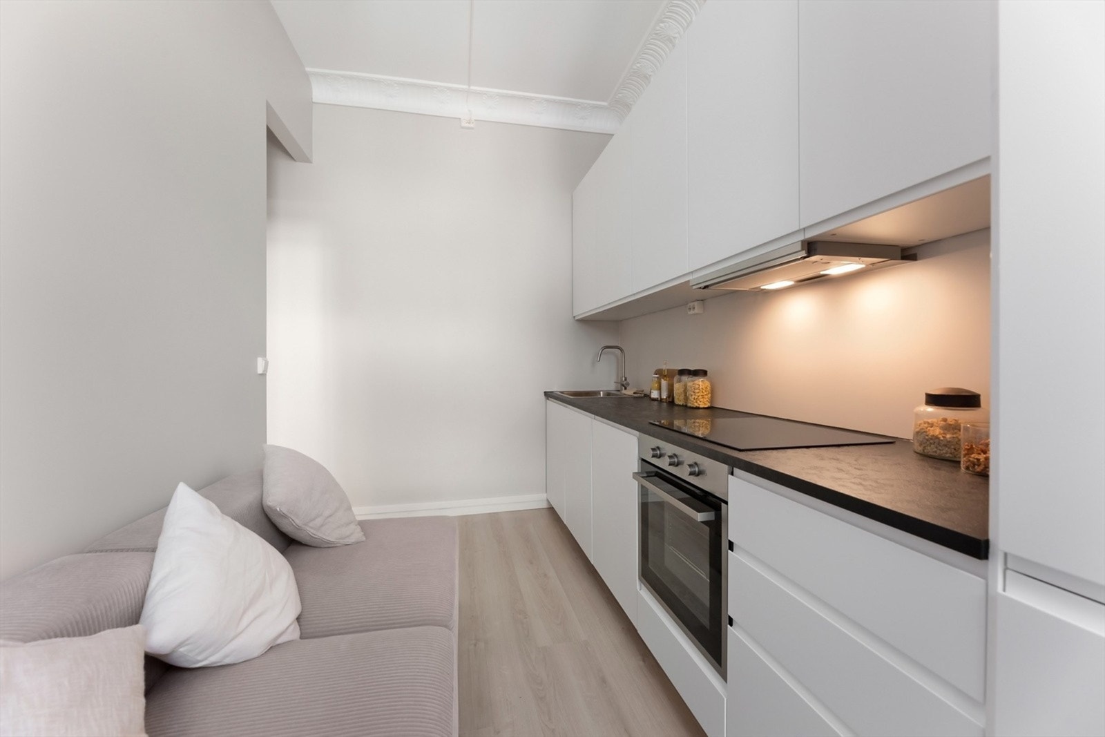 Stort og lyst kjøkken med moderne utførelse. Galleribilde