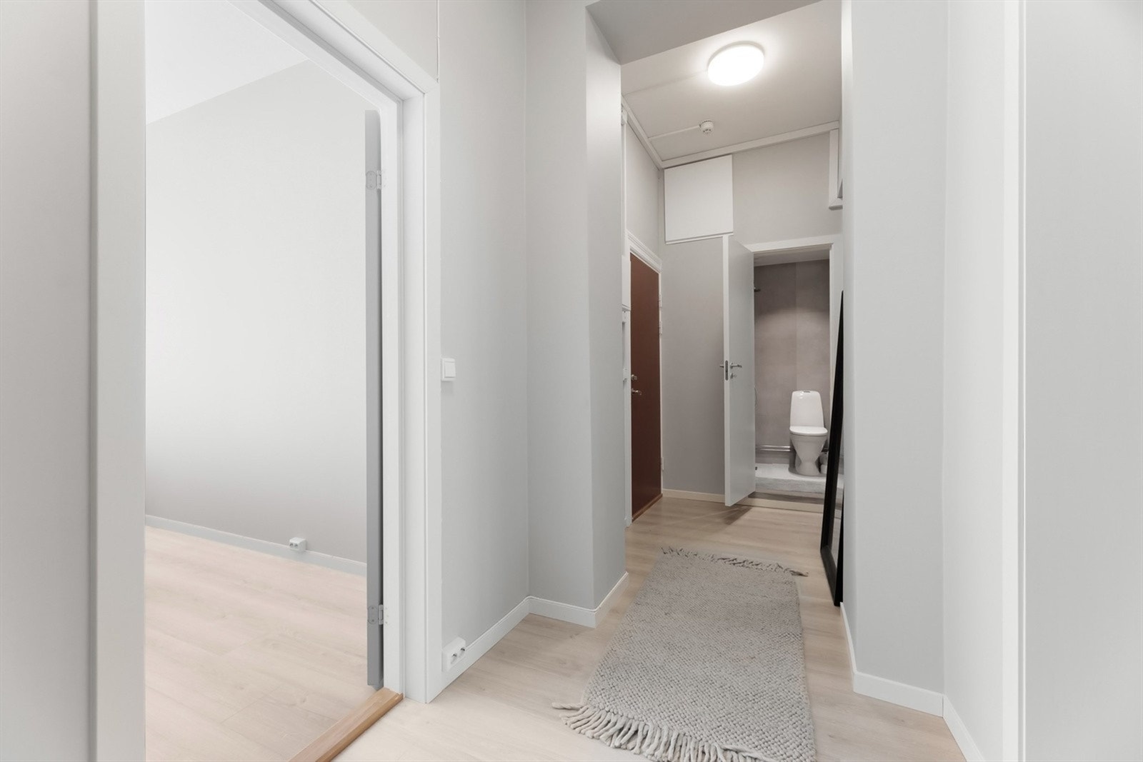 Romslig og innbydende entrè. Galleribilde