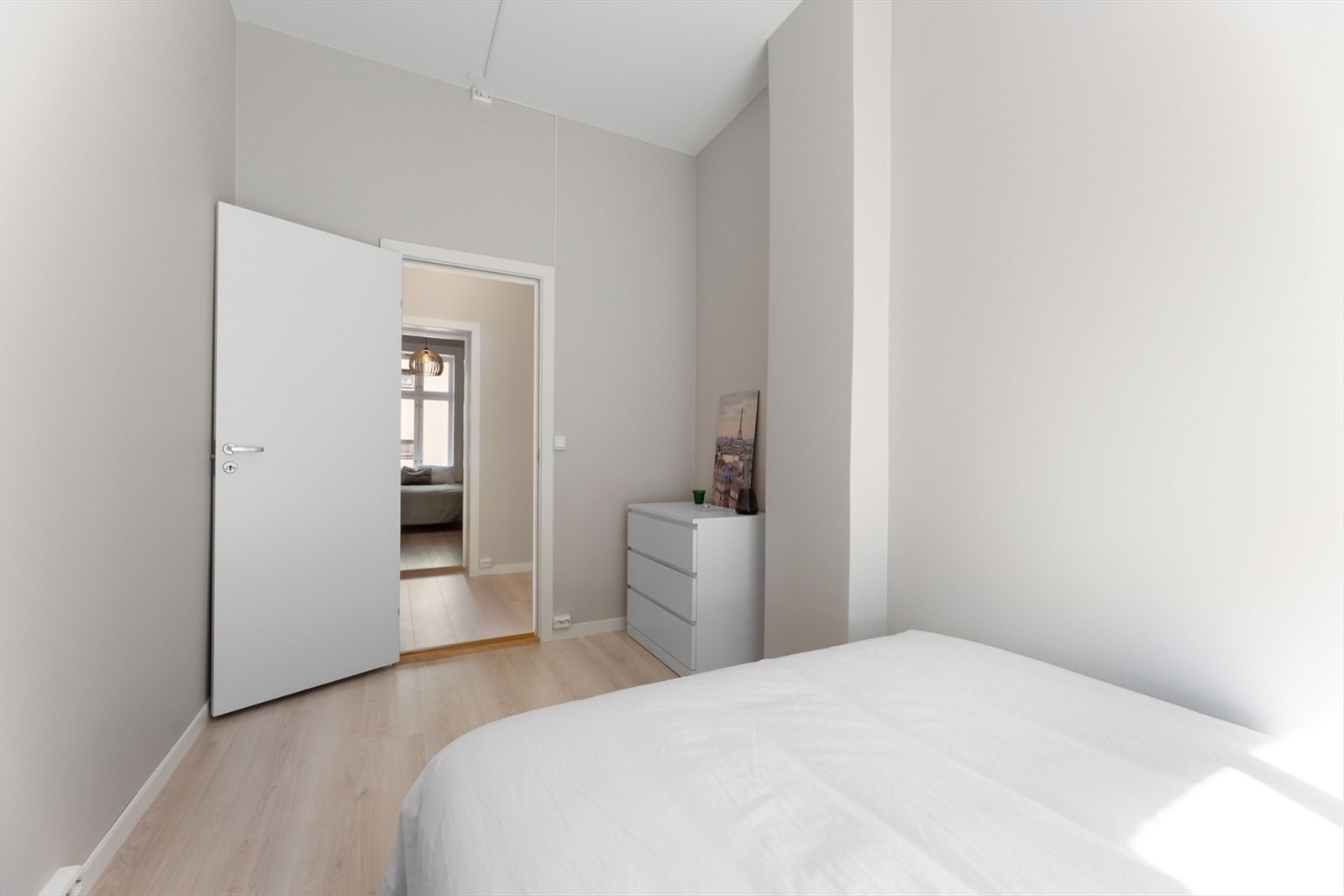 Soverommene har store vinduer som byr på masse naturlig lys. Galleribilde