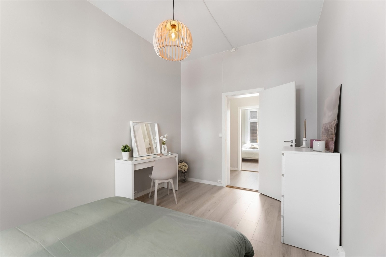 Soverommene har god plass til dobbelt seng. Galleribilde