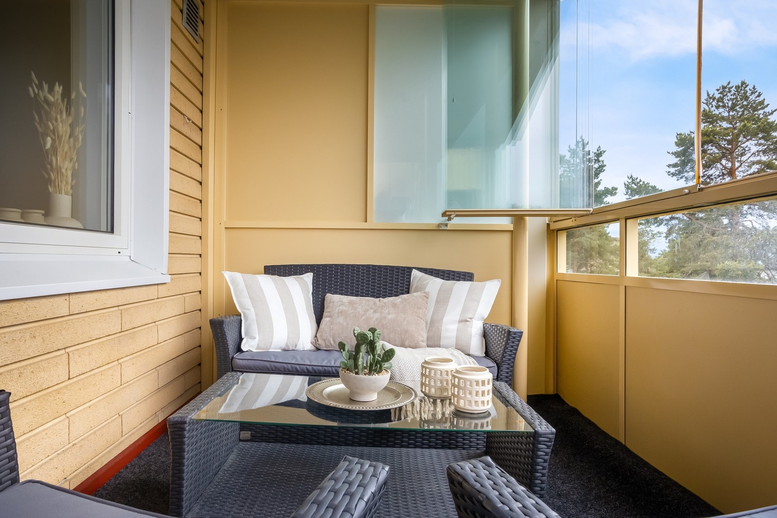 Balkongen er innglasset og fungerer som en forlengelse av stuen store deler av året. Galleribilde