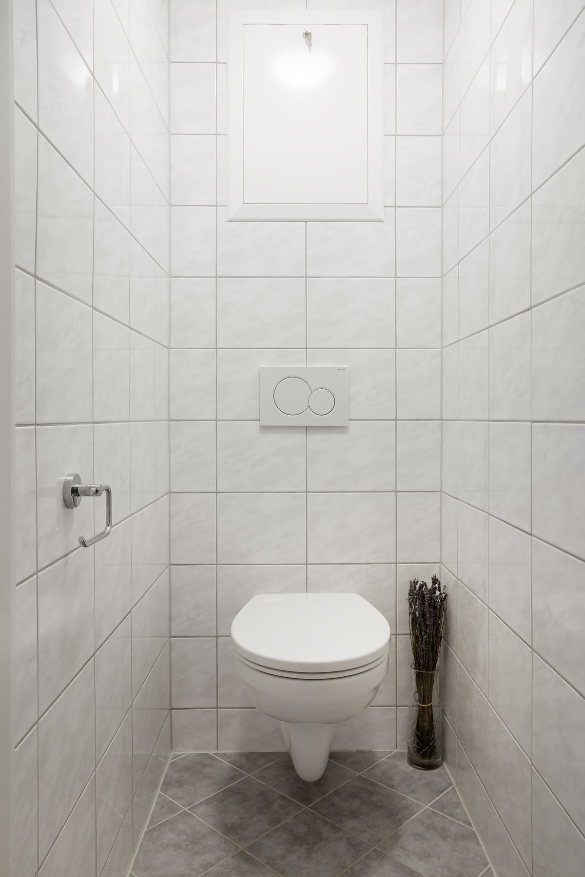 Prasktisk, separat gjestetoalett ved entréen, også pusset opp i regi av borettslaget i 2015/2016. Galleribilde