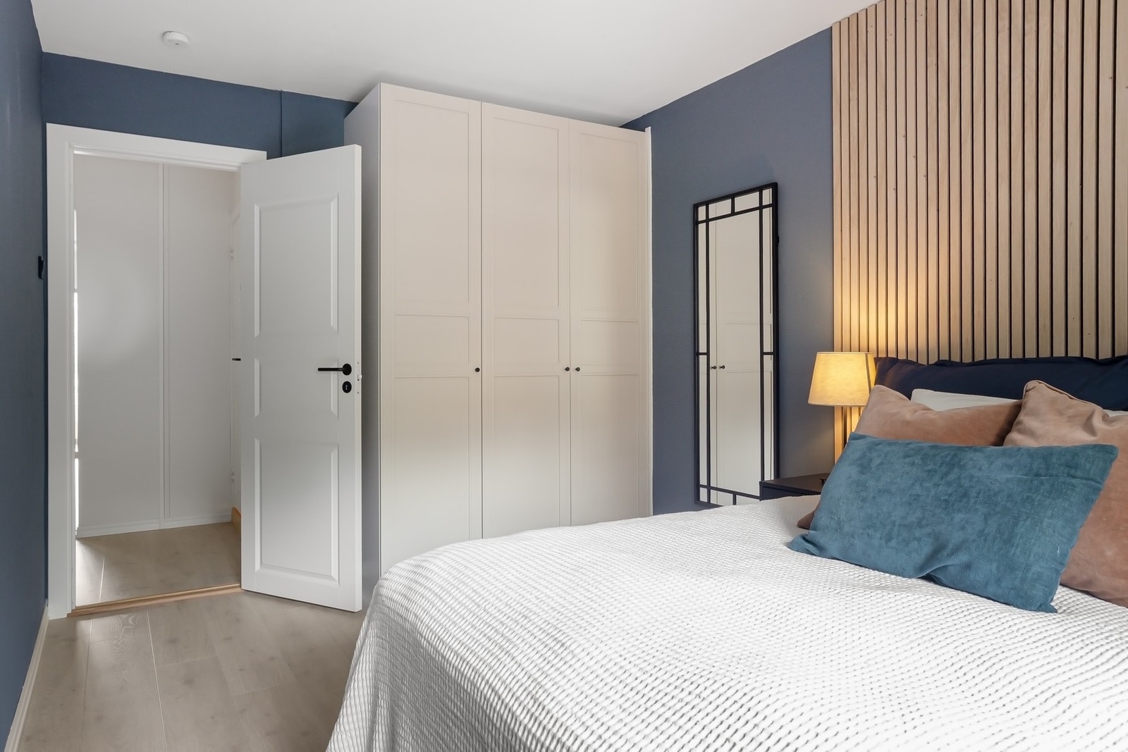 Det er satt inn lekre garderobeskap som medfølger. Galleribilde