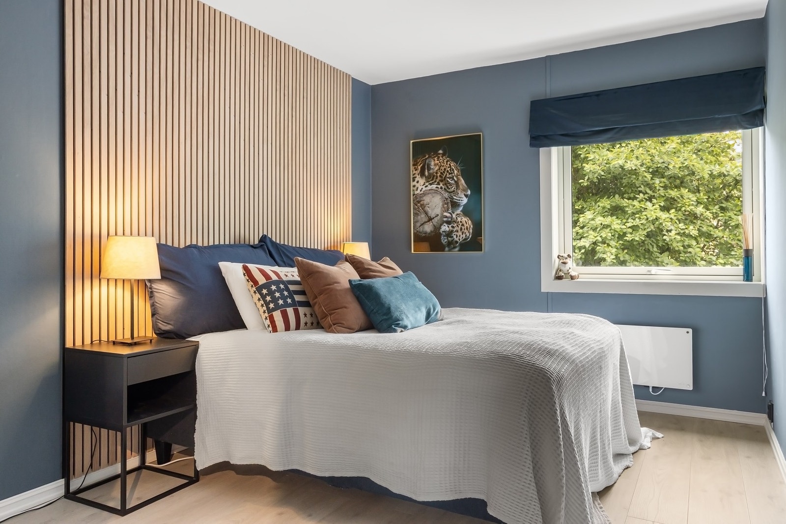 Nydelig utsyn mot borettslagets fellesarealer fra soveromet. Galleribilde