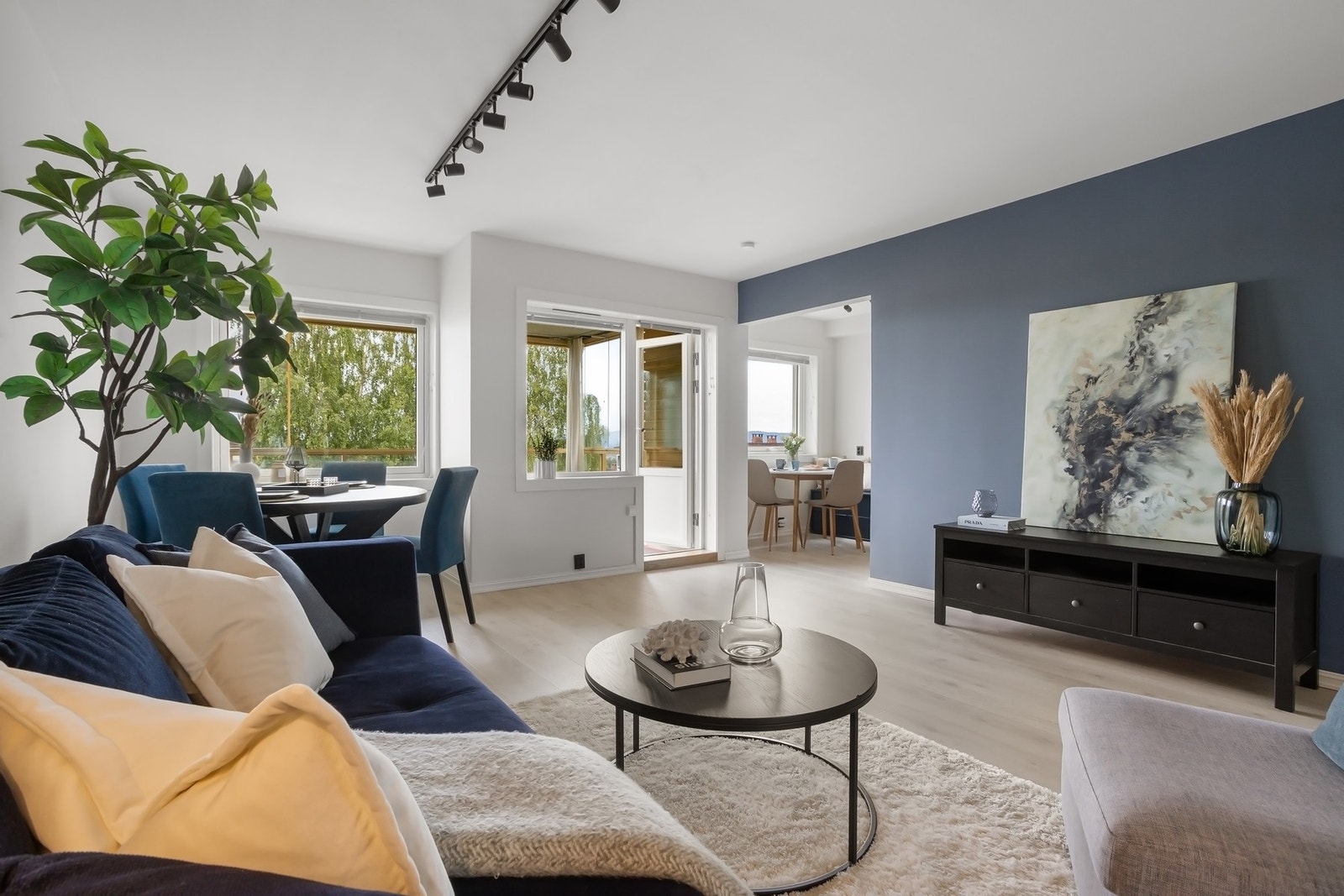 Leiligheten har en meget god og optimalisert planløsning med flere sosiale soner og gode innredningsmuligheter. Galleribilde