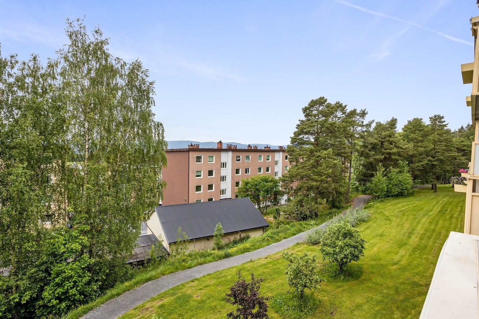 Nydelig, grønt utsyn mot borettslagets bilfrie fellesområder. Galleribilde